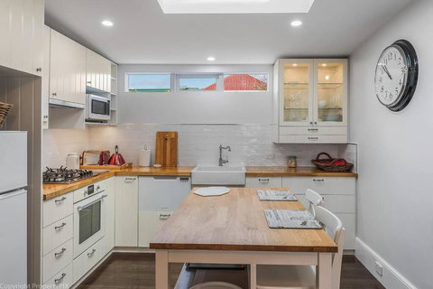 Warm Inviting, And Luxurious The Manor - SA Accommodation 2