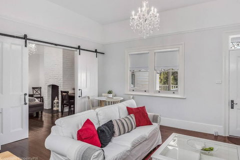 Warm Inviting, And Luxurious The Manor - SA Accommodation 3