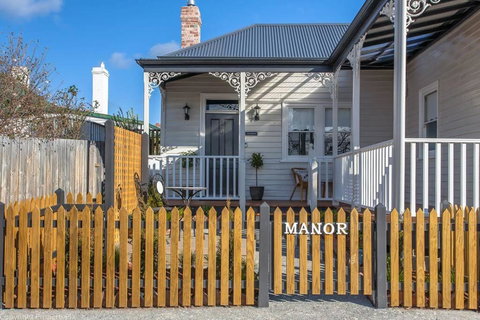 Warm Inviting, And Luxurious The Manor - SA Accommodation 1