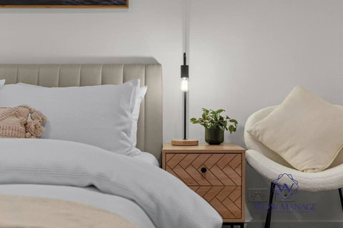 WOW Apartment On Queensberry - SA Accommodation 3