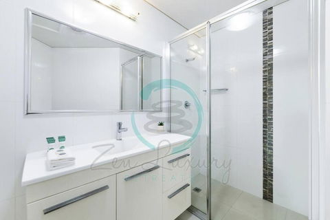 Zen On Stuart: 3-BR Penthouse Pad + Pool + BBQ - SA Accommodation 2